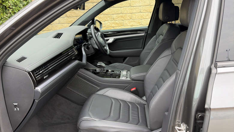 Volkswagen Touareg 3.0 V6 TDI 4Motion Black Edition 5dr Tip Auto Diesel Estate